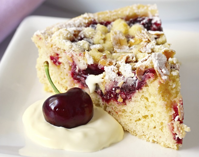 La torta di ciliegie fresche da fare in casa per i bambini