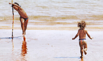 Far mangiare i bambini al mare