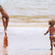 Far mangiare i bambini al mare