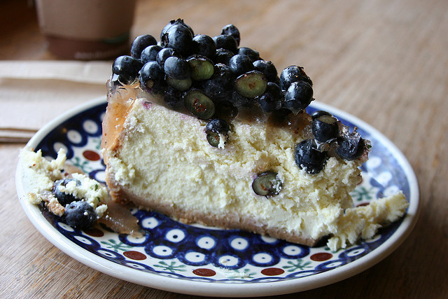 Il cheesecake ai mirtilli da cuocere al forno con la ricetta facile