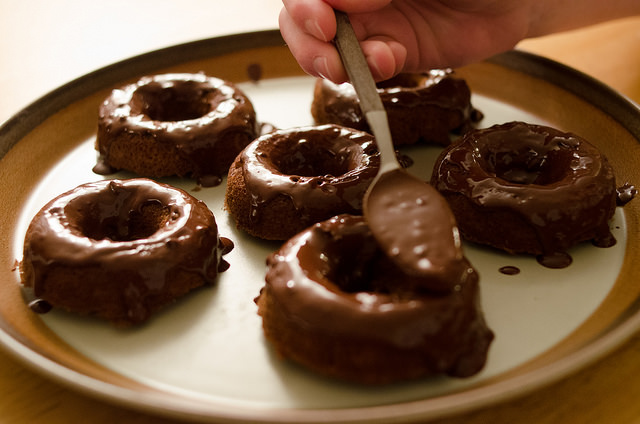 Come preparare la glassa al cioccolato al latte per copertura