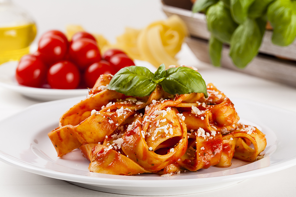 Come fare le fettuccine al forno con mozzarella per il pranzo estivo