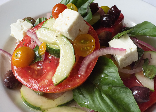 L’insalata di cetrioli e feta con la ricetta estiva