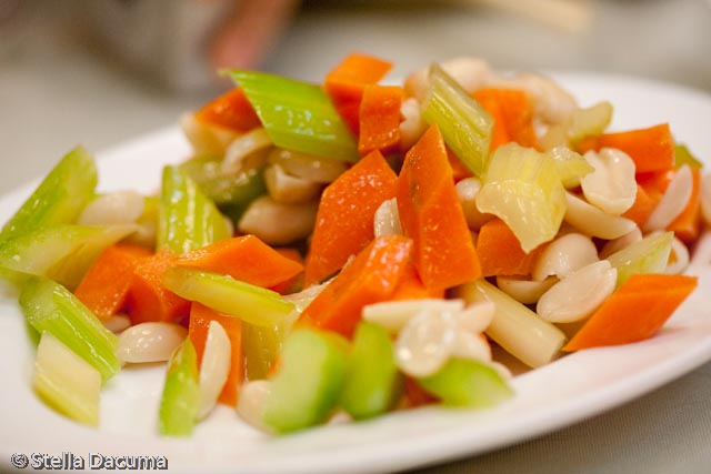 L’insalata di carote e sedano per un contorno estivo e leggero