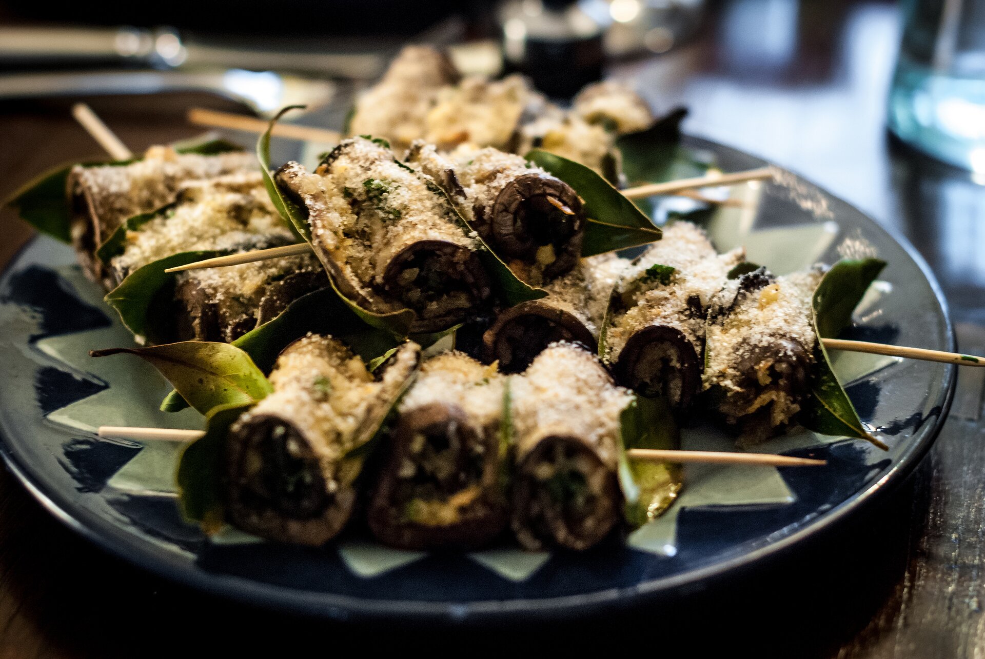 Gli involtini con gamberi e melanzane nella ricetta dell’antipasto raffinato