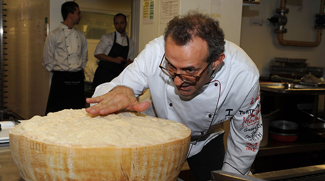 Chef Massimo Bottura alla presentazione di “100 chef per 10 anni”: “La cucina non è arte, è artigianato”