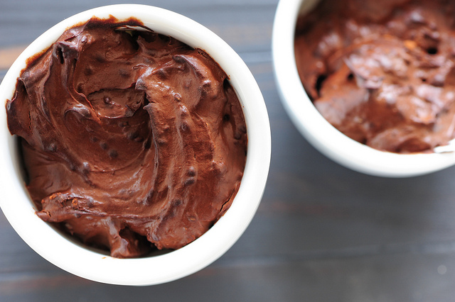 La mousse al cioccolato fondente con la video ricetta golosa