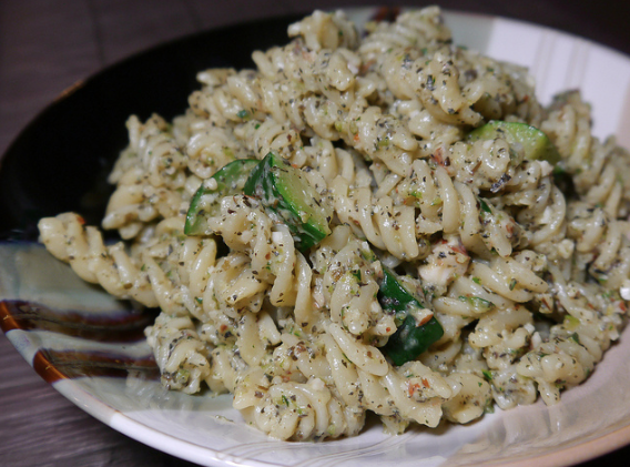 Pasta con pesto di menta e pecorino: il primo piatto estivo di Antonella Clerici