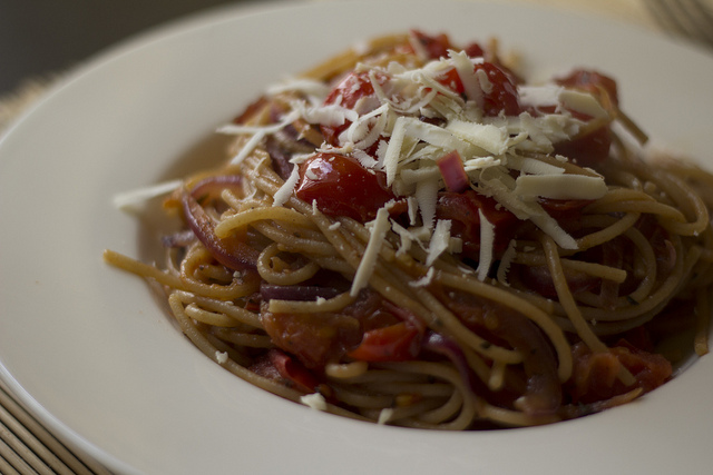 La pasta pomodori e ricotta salata per un primo sfizioso