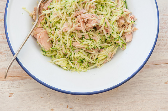 La pasta zucchine e tonno in bianco per un pranzo veloce