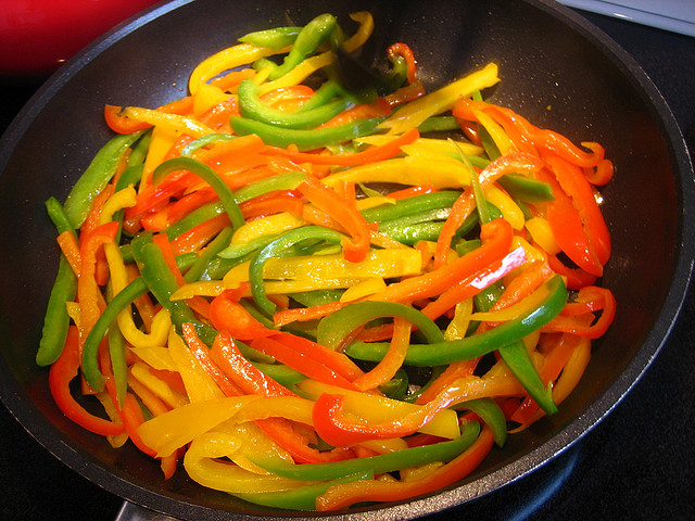 I peperoni in padella con olive nere e capperi per un contorno gustoso