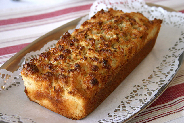 La torta con farina di riso e cocco per la colazione