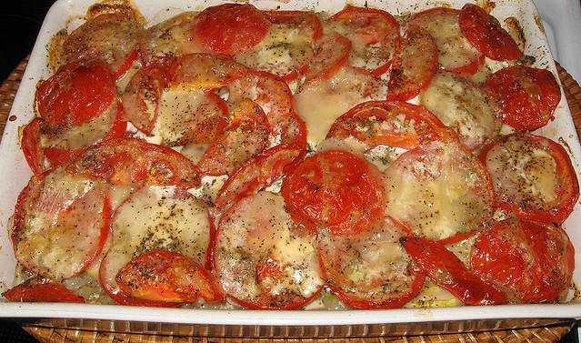 I pomodori gratinati in padella per un secondo sfizioso