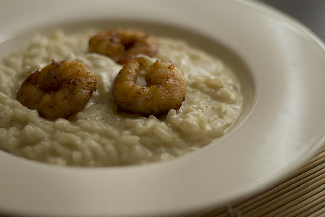 Il risotto con gamberi e rosmarino per una cena deliziosa