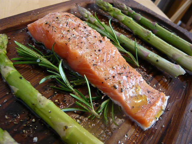 Come fare il salmone con asparagi e yogurt