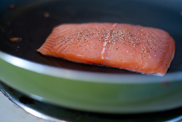 Come fare il salmone grigliato al pepe nero