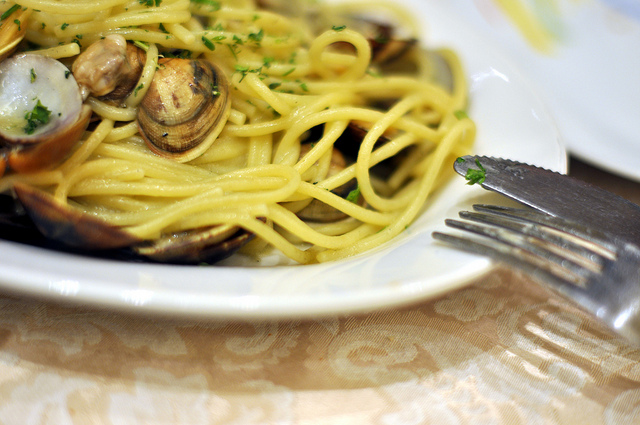 Spaghetti con vongole, carciofi e mentuccia: la ricetta sfiziosa di Antonella Clerici