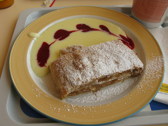 Come preparare lo strudel con pesche sciroppate