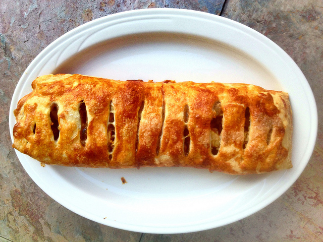 Lo strudel di pesche e amaretti per il dessert di fine pasto