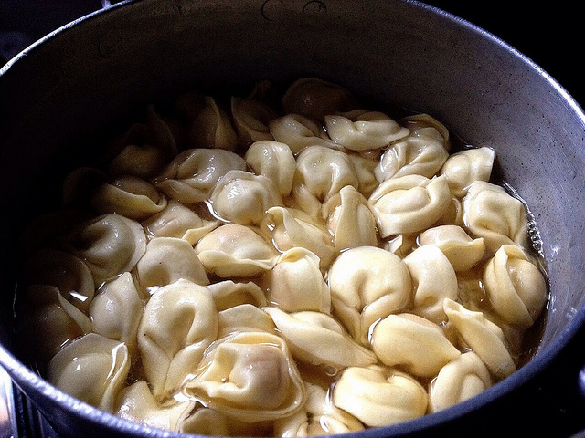 I tortellini con salsa di mandorle e salvia con la videoricetta facile