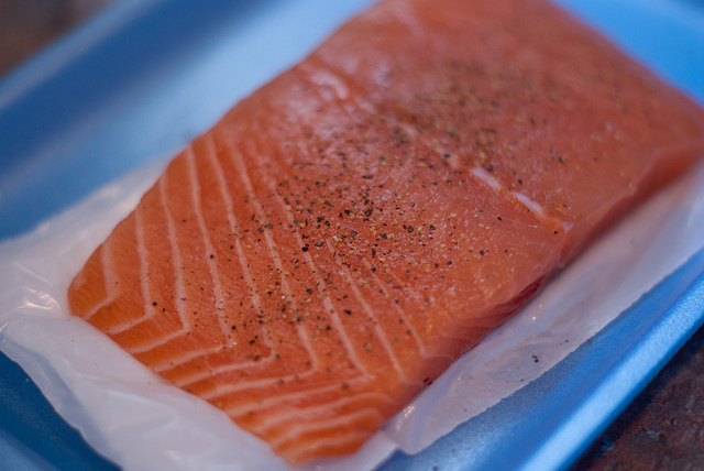 Il salmone in padella con verdure con la ricetta semplice