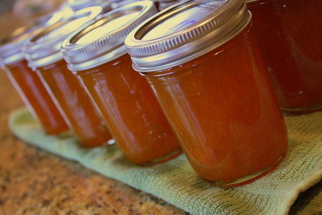 La marmellata di albicocche e mandorle con la ricetta per il Bimby