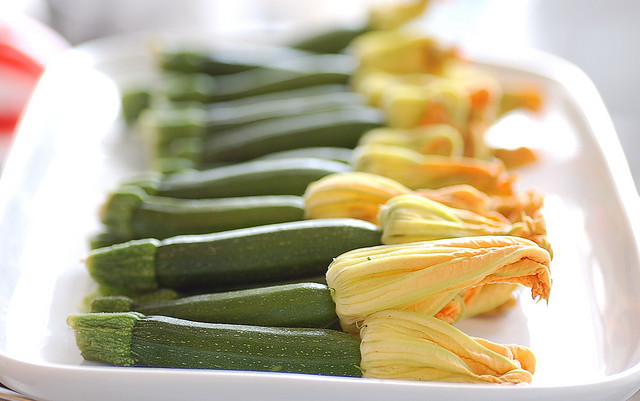 La pasta ai fiori di zucca ed asparagi per un primo sfizioso