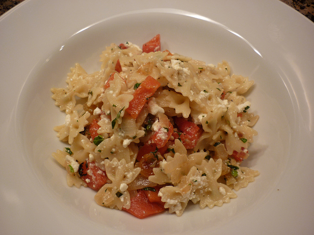 La pasta fredda con pomodori secchi e feta per il pranzo estivo