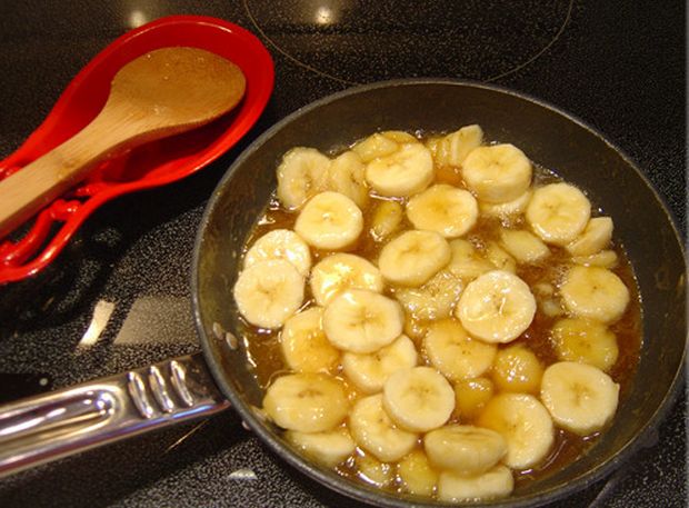 Torta alle banane caramellate: la ricetta di Anna Moroni
