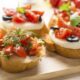 Le bruschette al pomodoro e mozzarella