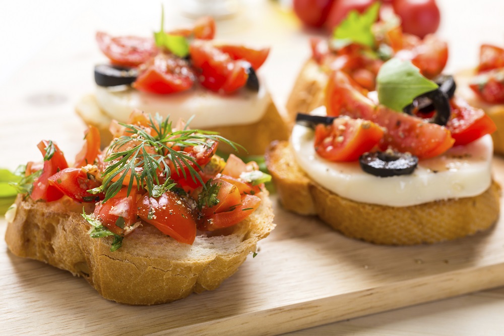 Le bruschette al pomodoro e mozzarella per la merenda gustosa