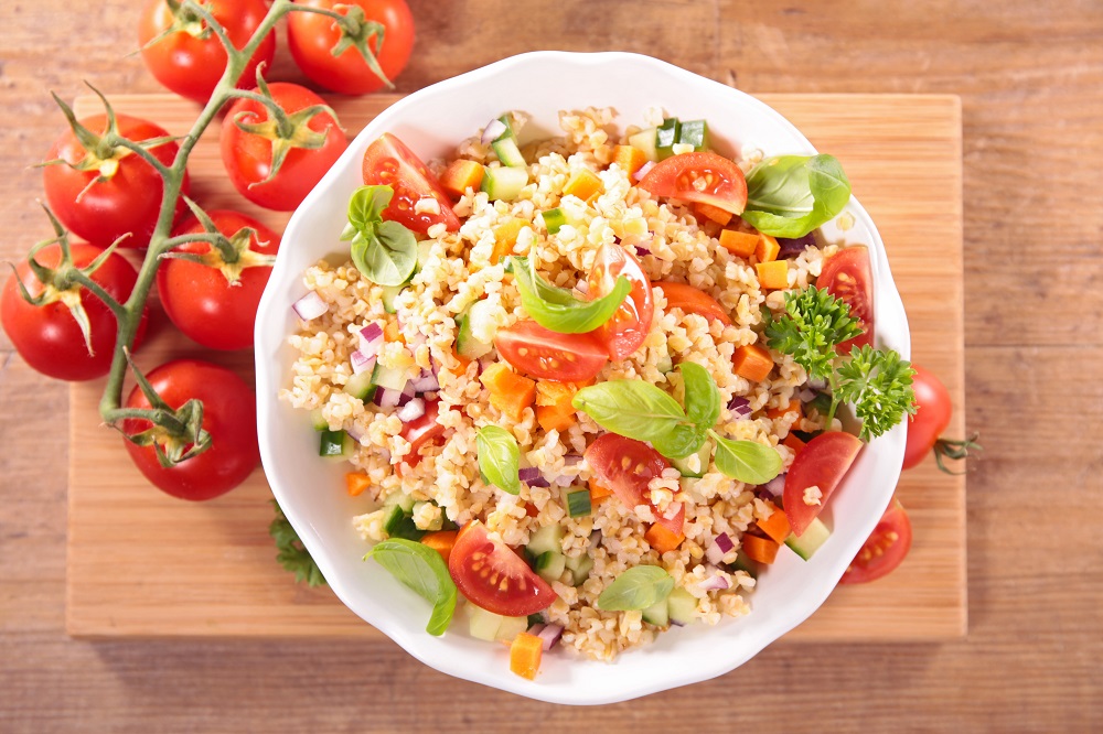 Il bulgur con verdure saltate con la ricetta estiva