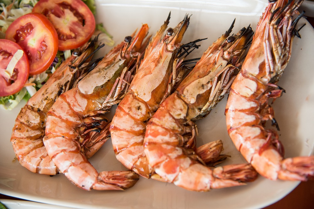 I gamberi al forno con pomodorini da preparare per la cena d’estate