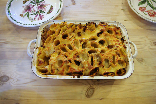 I paccheri al forno con mozzarella e acciughe per il pranzo della domenica