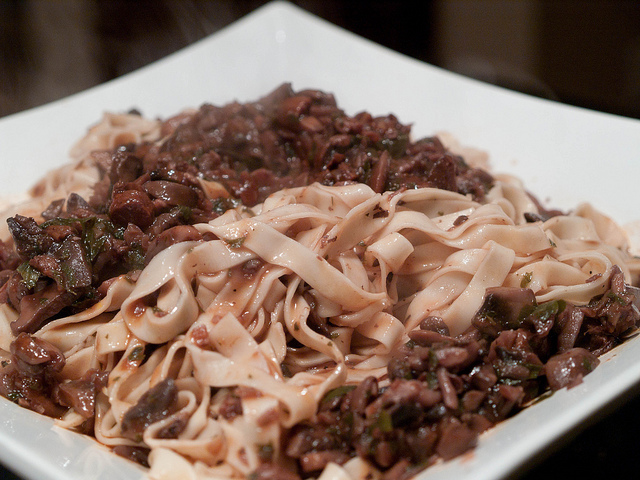 La pasta ai funghi e salsiccia con sugo per un primo appagante