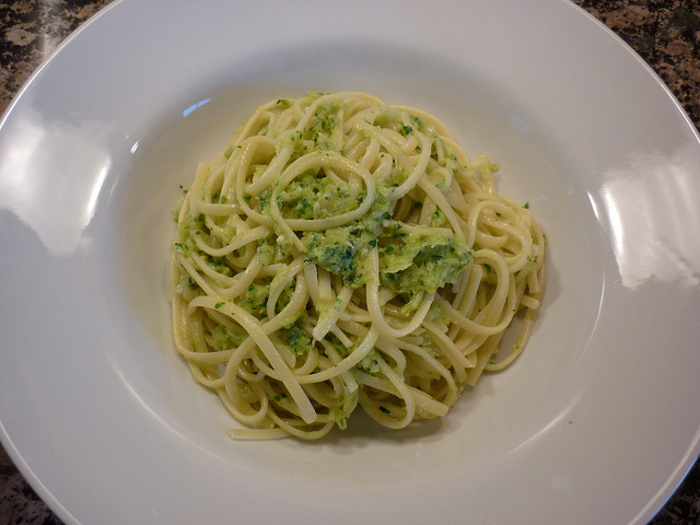 La pasta ai porri speck e zafferano per un primo sfizioso