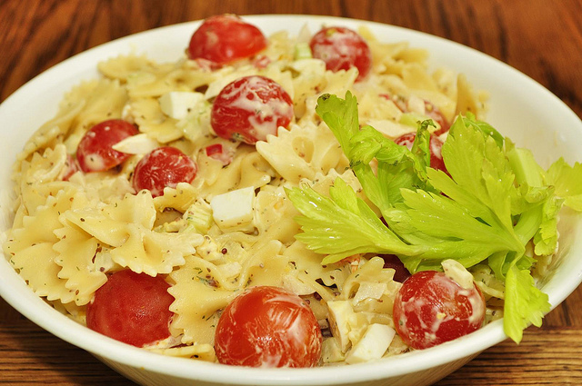 La pasta fredda con pomodori secchi e ricotta per il pranzo estivo