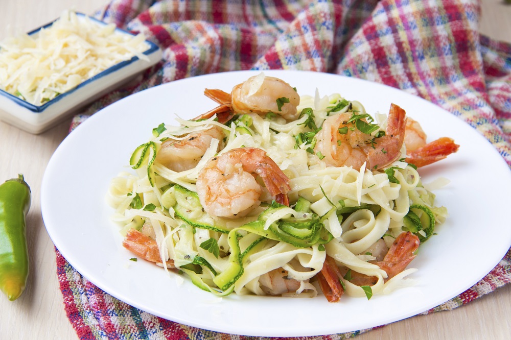 La pasta con gamberi, pomodorini e zucchine con la ricetta facile