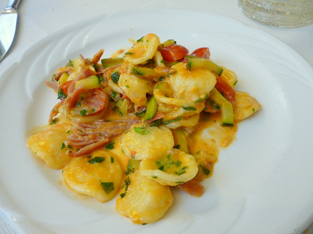 La pasta pomodori e zucchine con la ricetta estiva