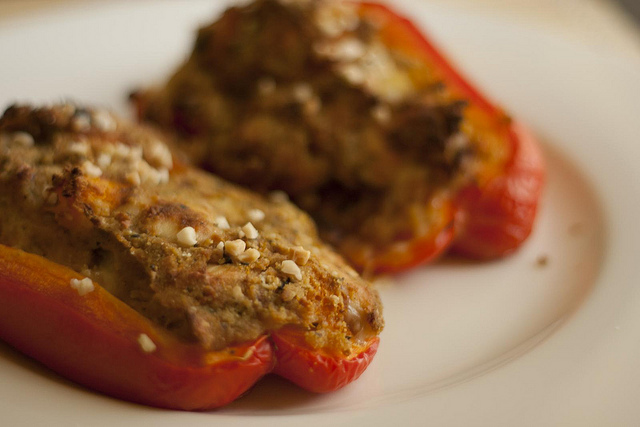 Ecco i peperoni gratinati al forno con tonno con la ricetta semplice