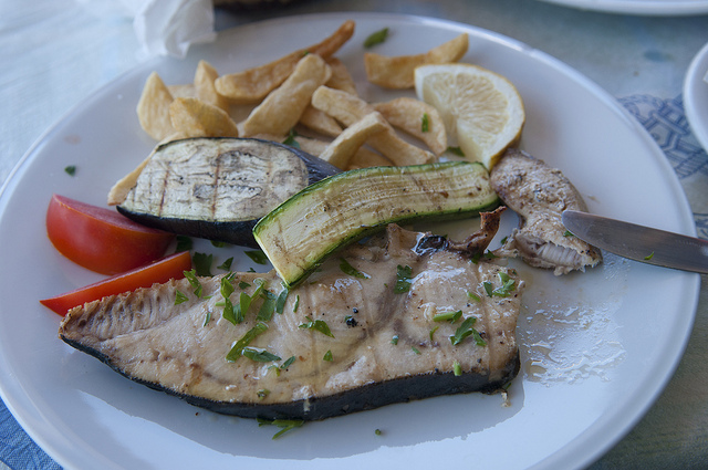 Il pesce spada al forno con patate per una cena gustosa