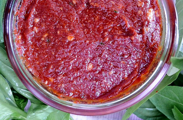 Il pesto di pomodori secchi e noci per condire la pasta