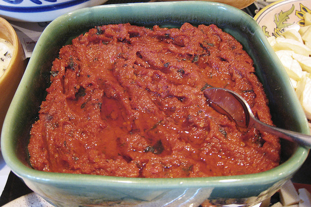 Il pesto di pomodori secchi mandorle e basilico con la ricetta semplice