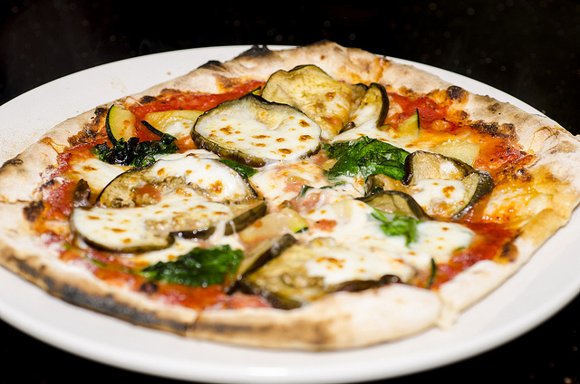 La pizza alle melanzane e gorgonzola per una cena sfiziosa