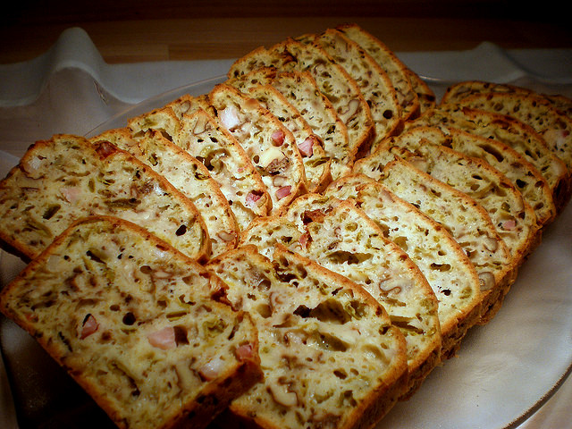 Il plumcake salato con pancetta e formaggio per il pranzo in spiaggia