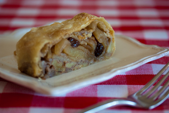 Lo strudel alle noci e mele per il dolce di fine pasto