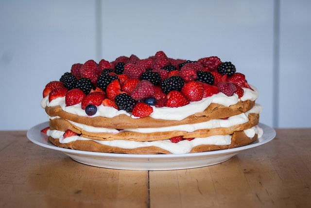 La torta alle more e lamponi perfetta per il dolce di fine pasto