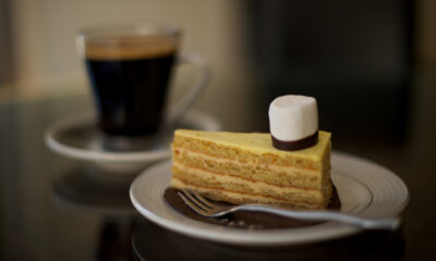 dolce con il caffè e biscotti secchi