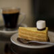 dolce con il caffè e biscotti secchi
