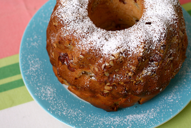 La torta con uva e noci perfetta per la colazione